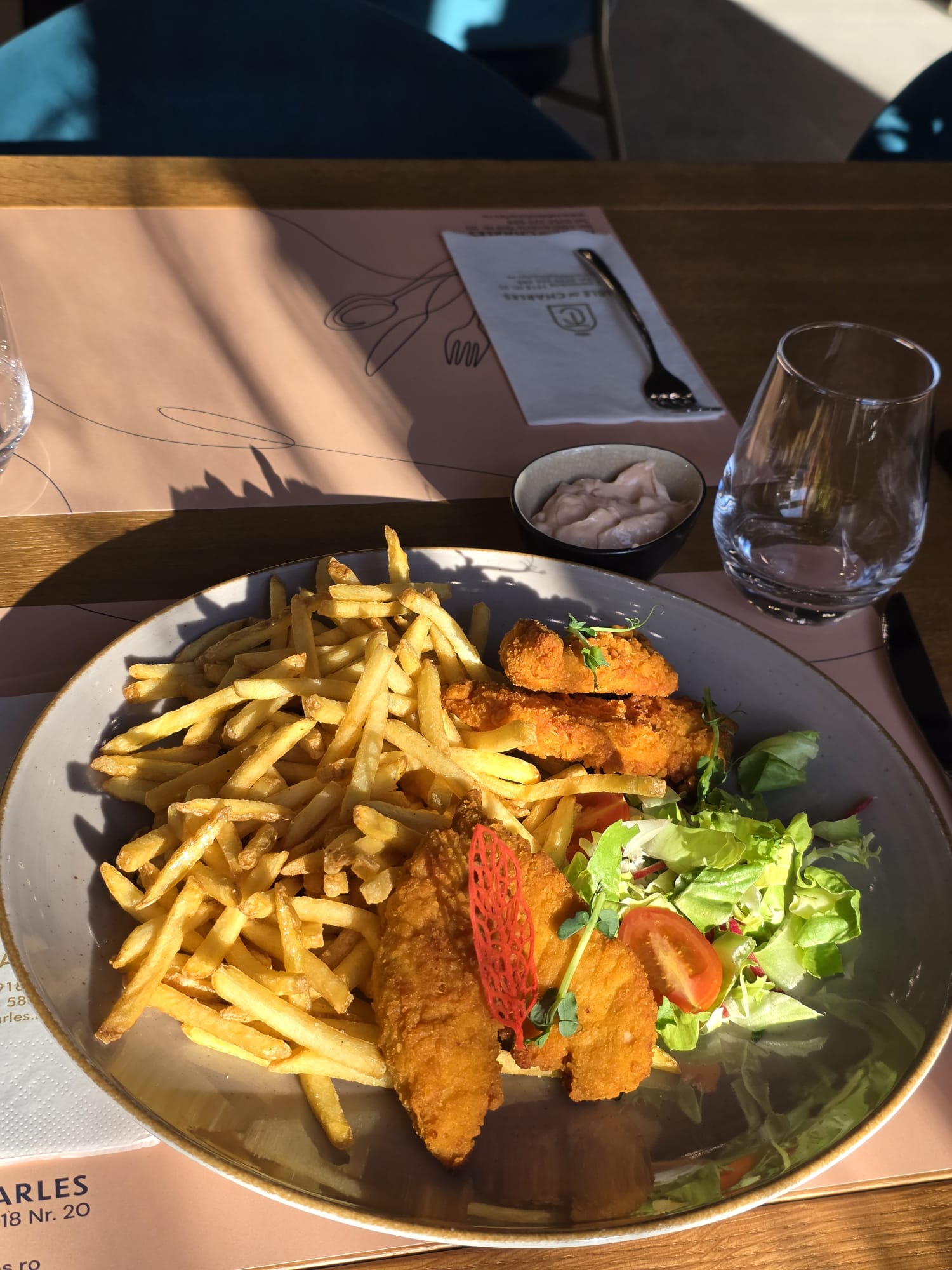 Crispy pui cu cartofi pai