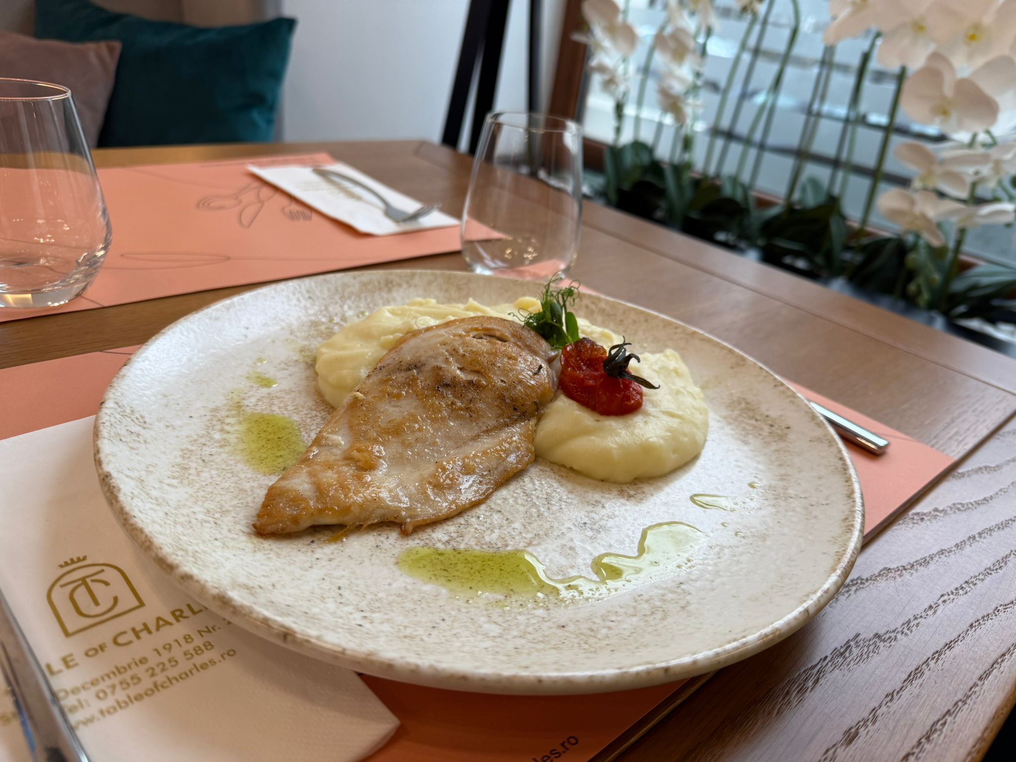 Piept de pui marinat în ulei de măsline și ierburi aromatice cu piure de cartofi