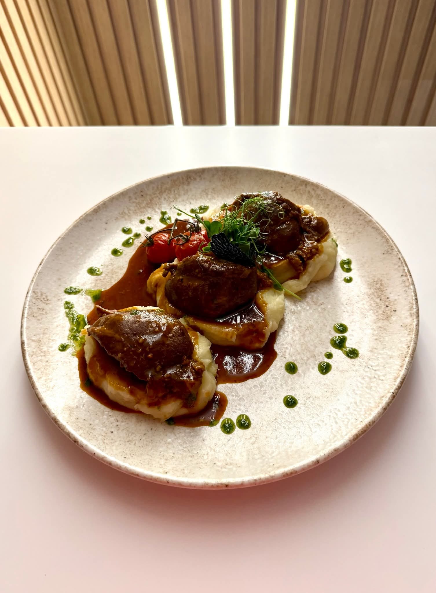 Obrăjori de porc cu spumă de cartofi și sos brun