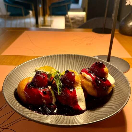 Papanași cu smântână și afine