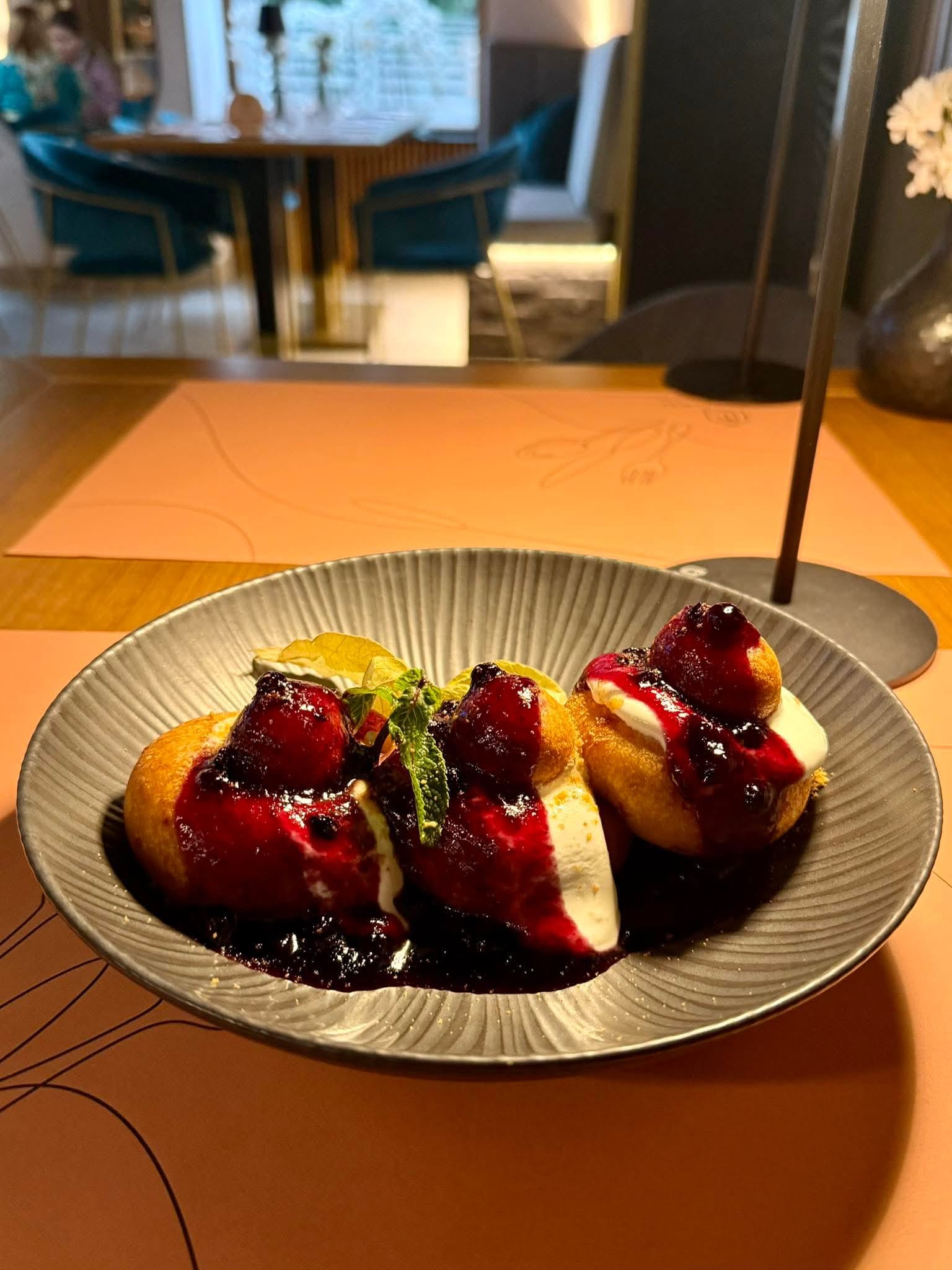 Papanași cu smântână și afine