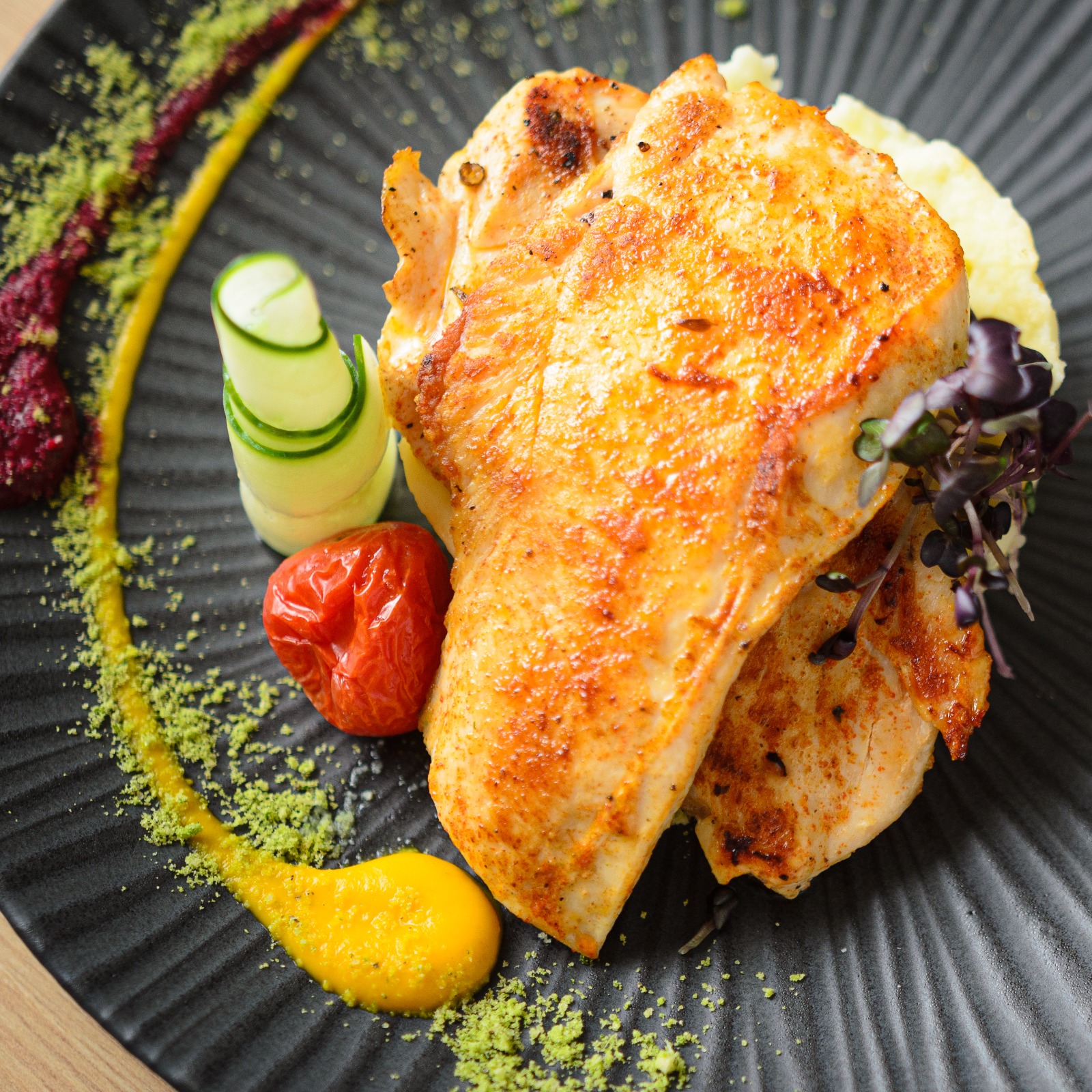 Piept de pui marinat în ulei de măsline și ierburi aromatice cu piure de cartofi