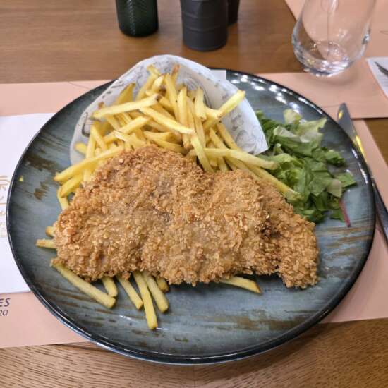 Șniţel din mușchiuleţ de porc în crustă panko și cartofi pai