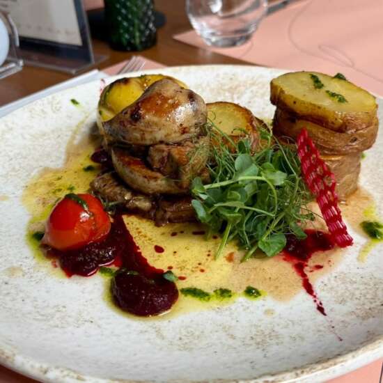 Ficat de gâscă cu mere caramelizate și spuma de cartofi