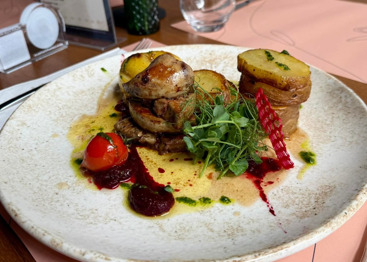 Ficat de gâscă cu mere caramelizate și spuma de cartofi