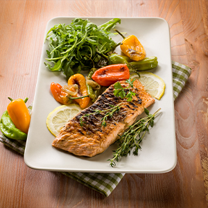 File de Somon cu ierburi aromatice, pireu de cartofi și sos olandez