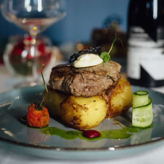 Mușchi de vită cu sos de piper verde și cartofi cu rozmarin