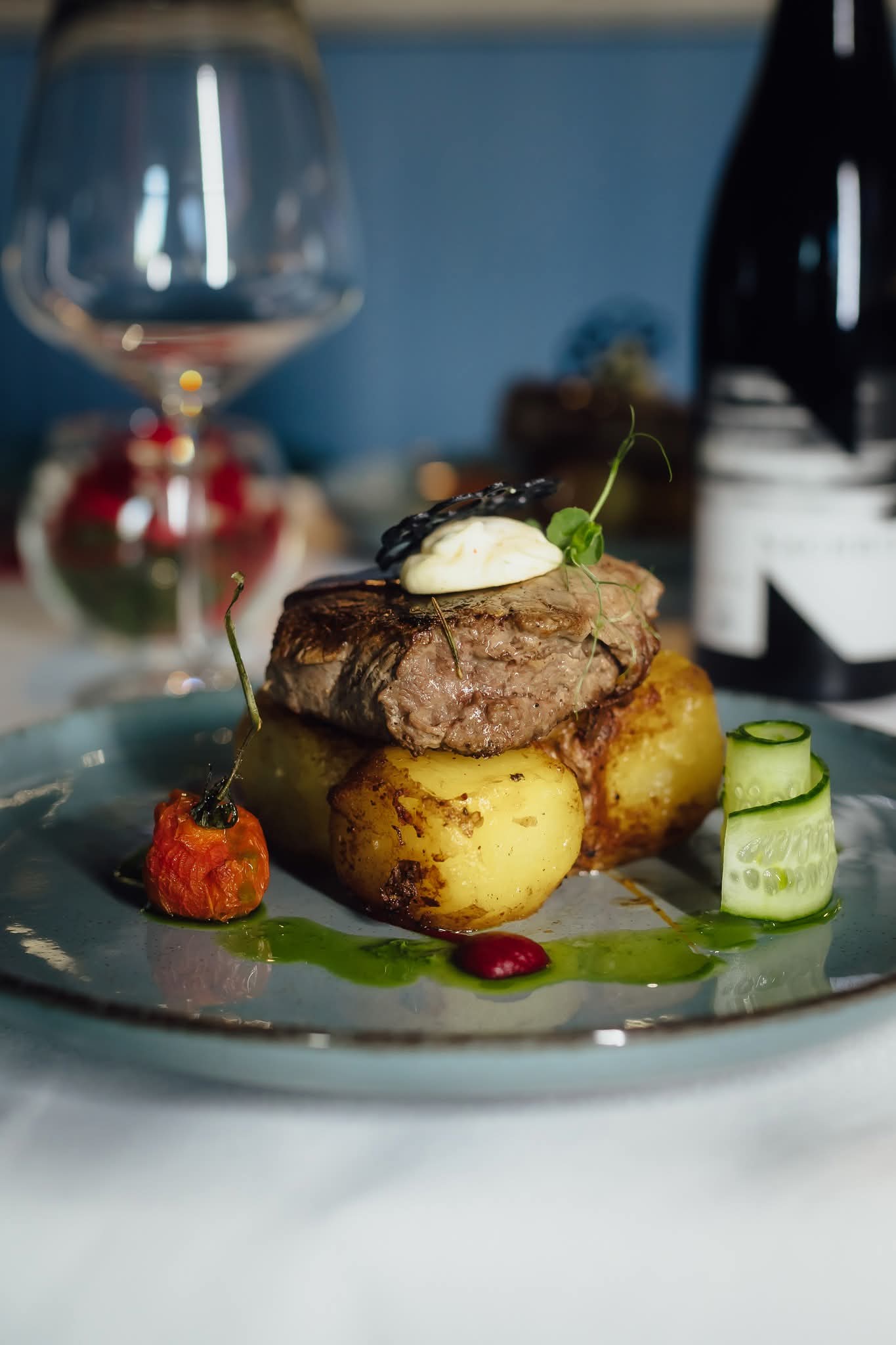 Mușchi de vită cu sos de piper verde și cartofi cu rozmarin