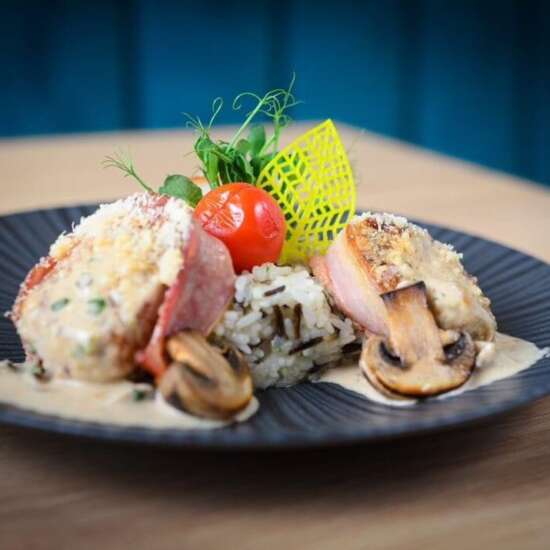 Muschiulet de porc cu sos capucino de ciuperci si cartofi