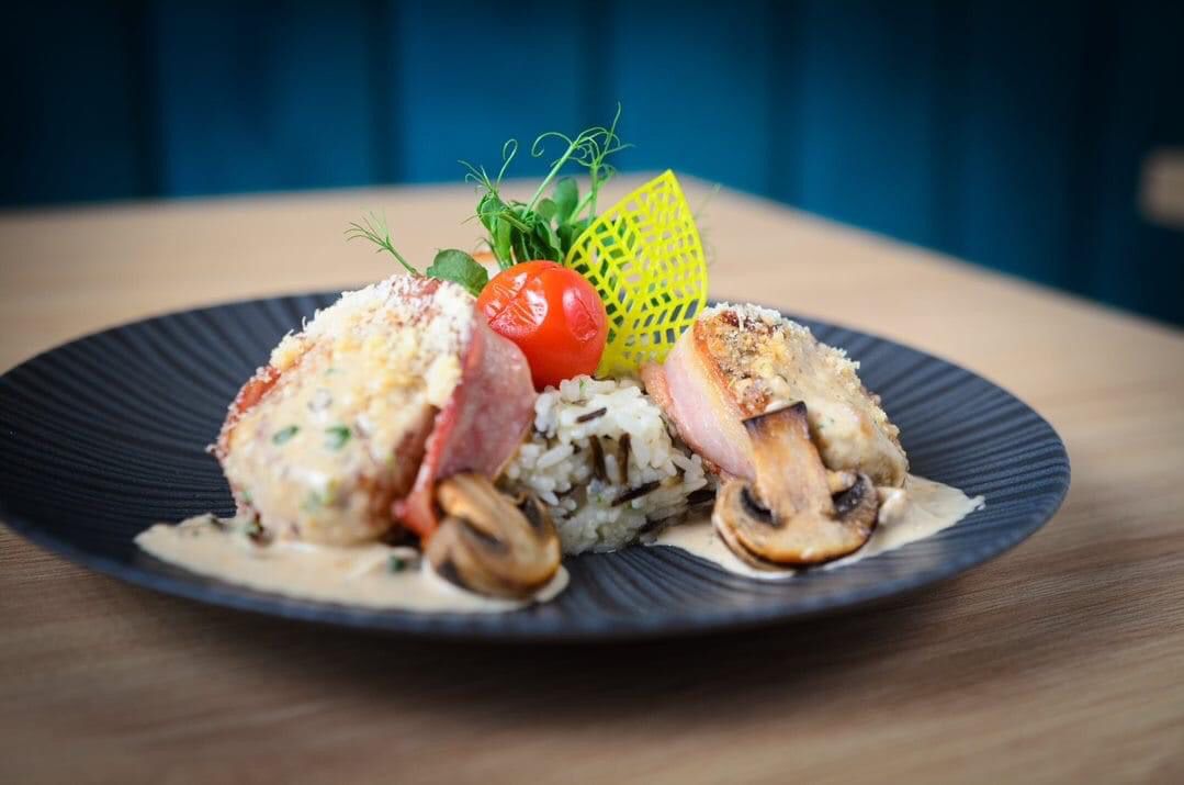 Muschiulet de porc cu sos capucino de ciuperci si cartofi