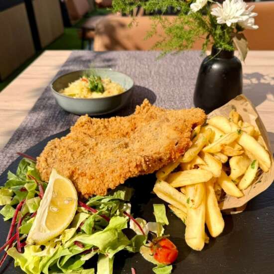 Șnițel vienez cu cartofi pai și sosul casei