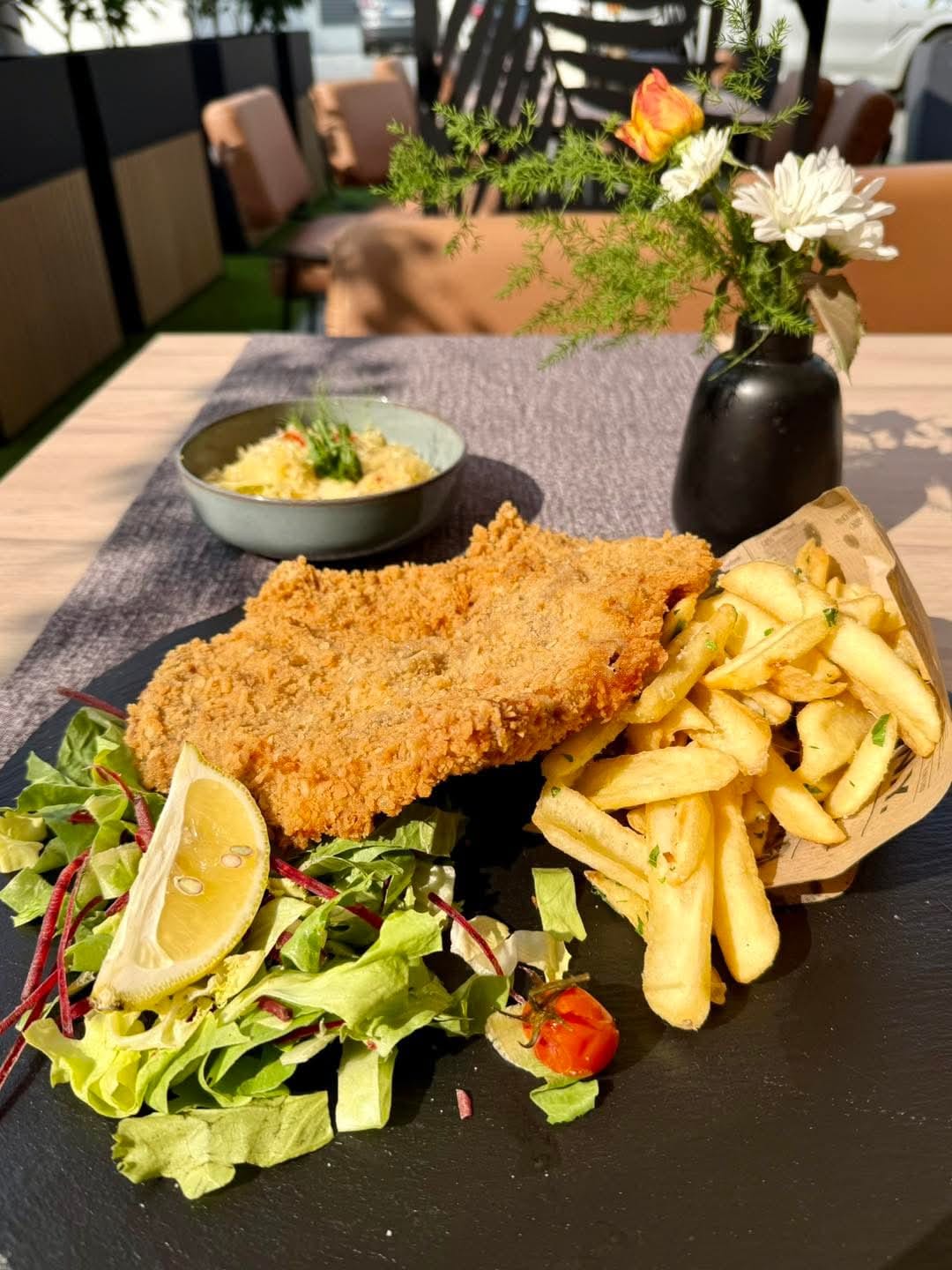 Șnițel vienez cu cartofi pai și sosul casei