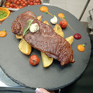 Ceafa Wagyu cu cartofi wedges si sos de piper verde